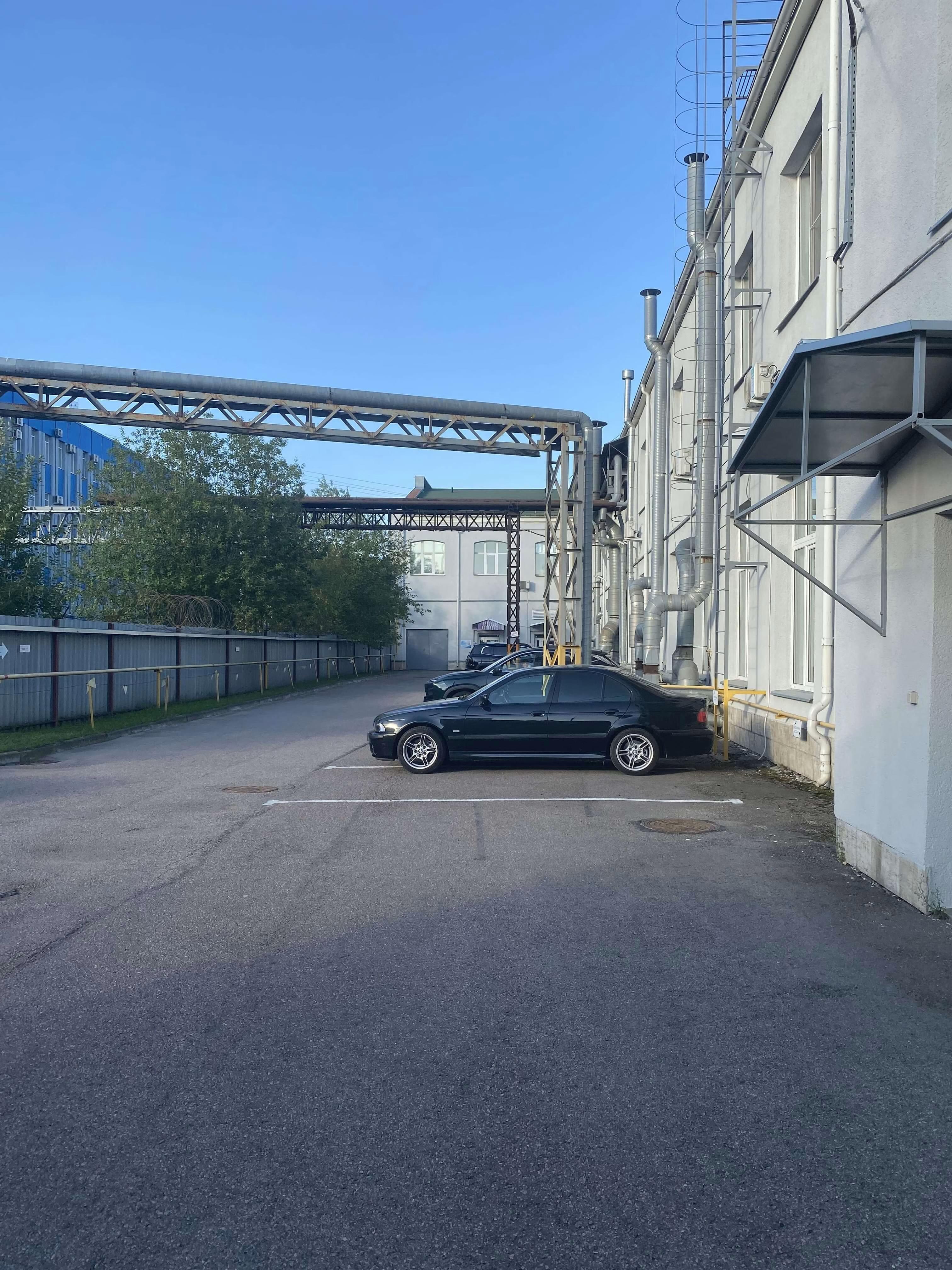 Пройти мимо
2-х этажного здания