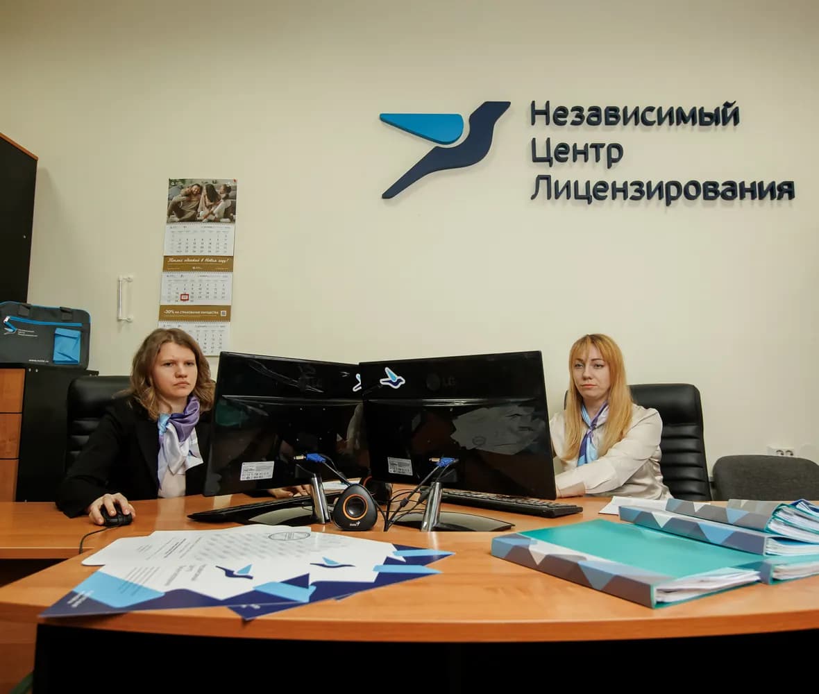Офис НЦП24 в Санкт-Петербурге с рабочими документами
