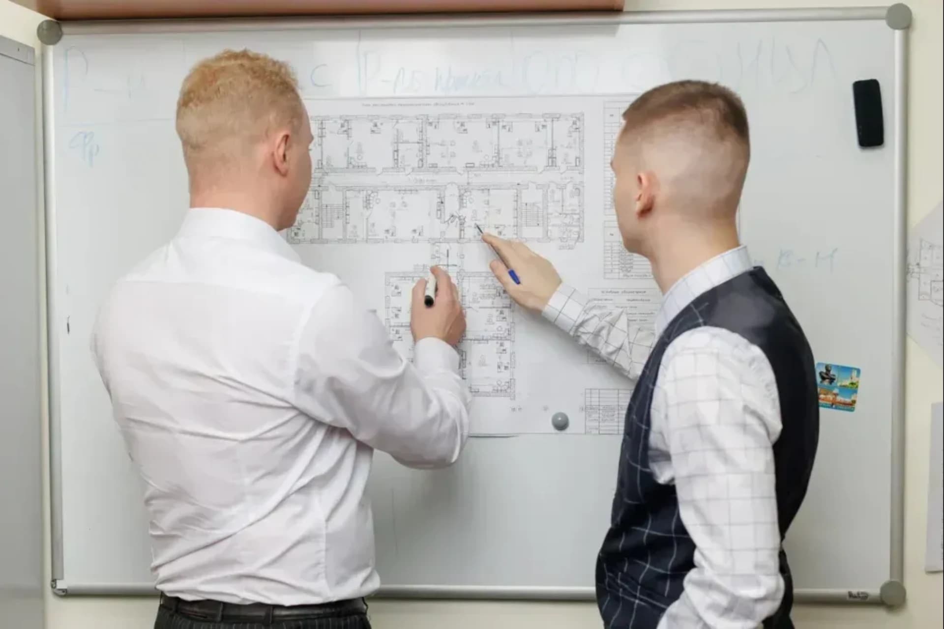 Специалисты обсуждают план перепланировки квартиры